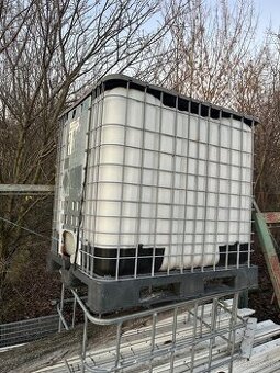 1000 litrová nádrž na vodu