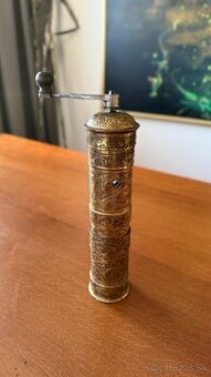 Mosadzný mlynček na korenie – orientálny štýl, ručne gravír