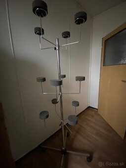 Stojan na pokrývky hlavy