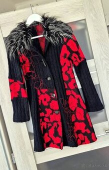 Svetrový kabátik s kožušinovým límcom