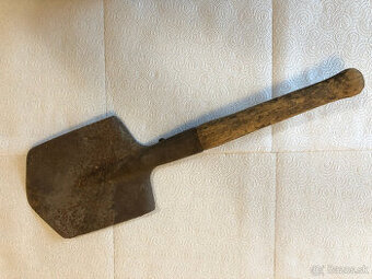 stará vojenská lopatka