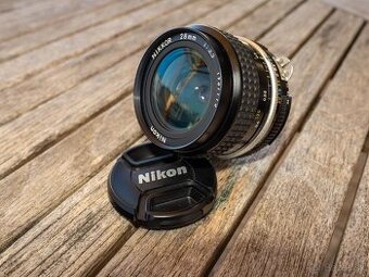Nikon Nikkor 28mm 3.5 - Top stav