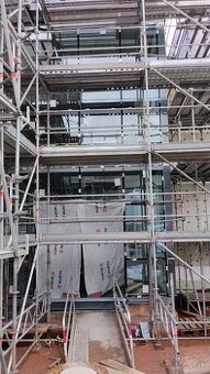 Pracovníci na montáž hliníkových fasádnych lišt do Nemecka