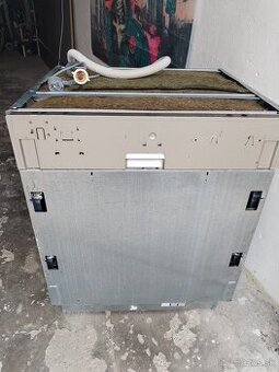 Vstavana poškodena umyvačka whirlpool