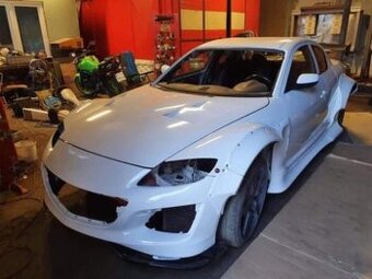 Rx8  bodykit  rocket bunny opravne plechy prahy