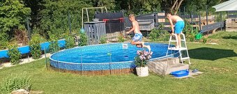 Krásny veľký bazén s komplet príslušenstvom