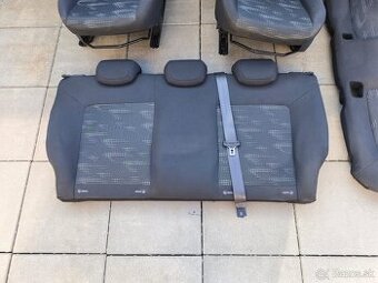 Sedadlá zadné na Opel Corsa D