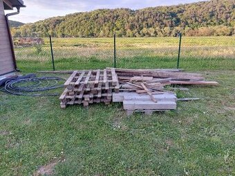 Drevo a kov zo stavby