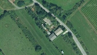 NA PREDAJ: Komerčný pozemok s pílov a budovami – Modrý Kameň
