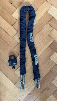 Abus retaz aj zamok