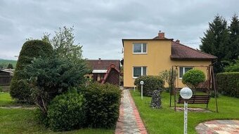 Zachovalý rodinný dom s krásnou záhradou a letnou kuchyňou v