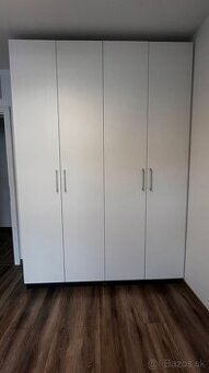 priestranná skrina do spálne – veľa úložného priestoru