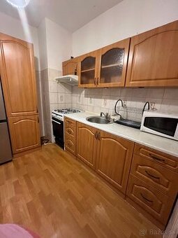 Kuchynská linka + plynový sporák s el. rúrou a veľa ďalšieho