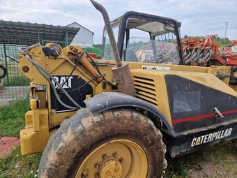 nakladač Caterpillar TH62