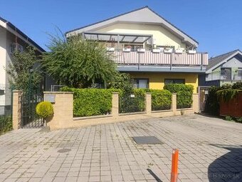 Predám 4-izbový 129m² byt v dome s terasou, 2x parkovanie,