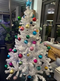 Vianočný stromček s ozdobami