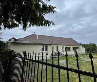 Na predaj rodinný dom s nájomnými bytmi - Kolárovo