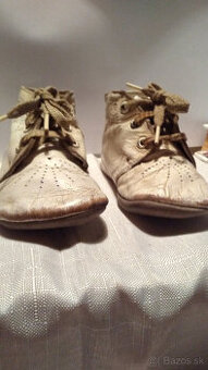 cca 50 ročné detské capačky