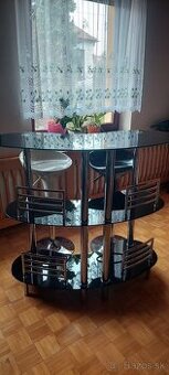 Barovy stol aj s otacajucimi barovymi stolickami