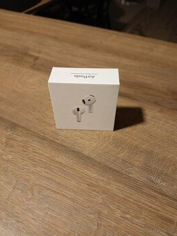 Apple AirPods 4 s aktívnym potláčaním hluku