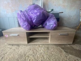 Polička pod televízor