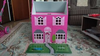 Drevený domček pre bábiky