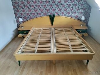 Retro postel s nocnymi stolikmi