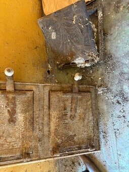 Staré revízne dvierka