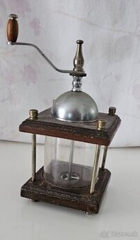 Starozitny mlyncek na kavu