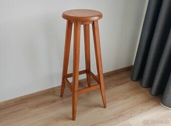 Vysoká drevená taburetka z masívu