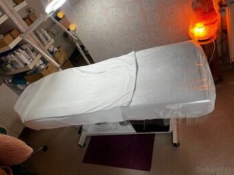 Kozmetické lehatko, lampa, taburetka, policky.