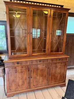 Elegantná drevená vitrína