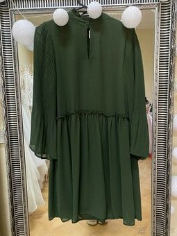 Krátke tmavozelené dámske šaty