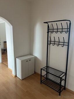 Predam bielu skrinku a vesiak so sededim uplne nove