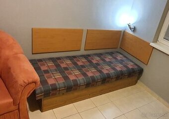 Posteľ, skrinky, stôl, stoličky, nočné stolíky, obrázky.