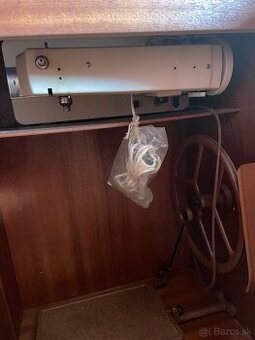 Šijací stroj v skrinke