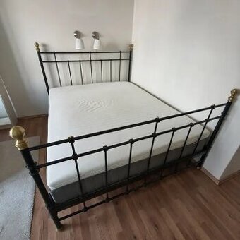 Kovová posteľ 160x200 + rošty + nočné stolíky