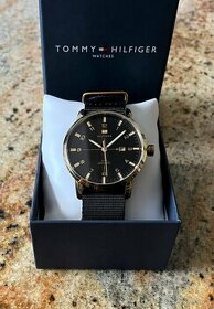 TOMMY HIFIGER • pánske hodinky (zlato/čierne)