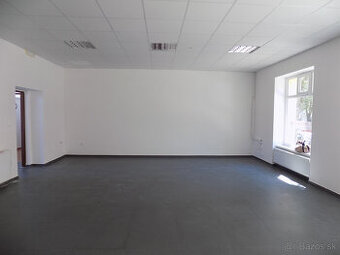 Na prenájom obchodný priestor 74 m2 blízko centra v N. Zámko