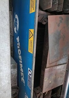 Plazmový rezací stroj