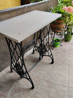 Singer stol Prírodným Kameňom Top Stav