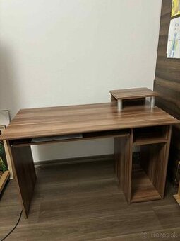Drevený písací stôl