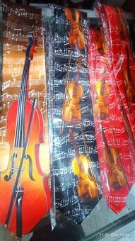 Kravata s motívom husli