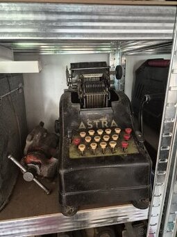 Retro mechanicka kalkulacka