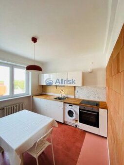 Zariadený 3-izbový byt s balkónom do prenájmu na P.Pázmáňa