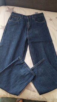 Široké rifle CA, HM čierne kapsáče a tmavo modré noh.