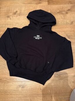 Čierna mikina s potlačou na chrbte