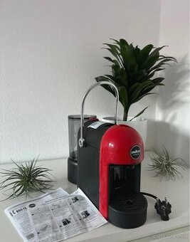 kapsulový kávovar značky Lavazza, model Jolie Evo