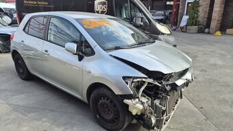 Toyota Auris 1,6i 91kw kód: 1ZR-FE