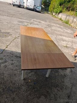 Jedálenský stôl so stolickami